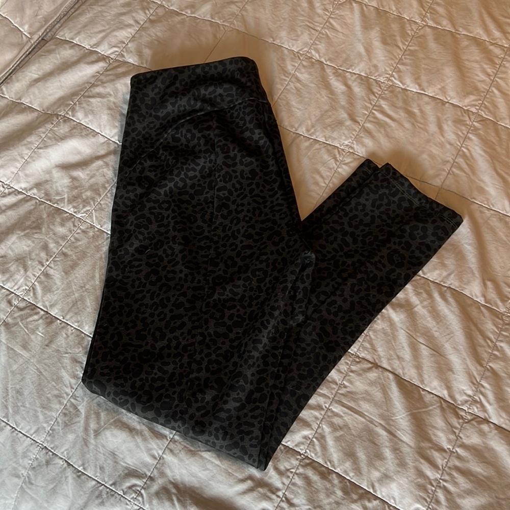 NWOT Ann Taylor Black and grey leopard print side zip leggings